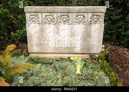 Das Grab von Gabreille "Coco" Chanel in der Cimetière du Bois-de-Vaux Friedhof in Lausanne, Waadt, Schweiz mit fünf steinernen Löwen auf dem Grabstein Stockfoto