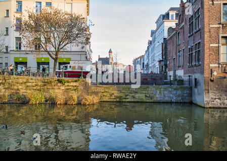 GENT, Belgien - 17. FEBRUAR 2019: Herren Kanone oder verrückt Gretta am Ufer der Lys Fluss, in der Nähe der Freitag Marktplatz Stockfoto