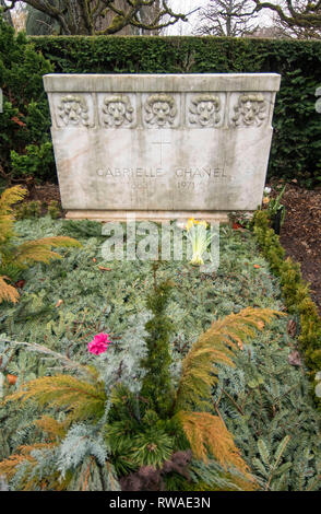 Das Grab von Gabreille "Coco" Chanel in der Cimetière du Bois-de-Vaux Friedhof in Lausanne, Waadt, Schweiz mit fünf steinernen Löwen auf dem Grabstein Stockfoto