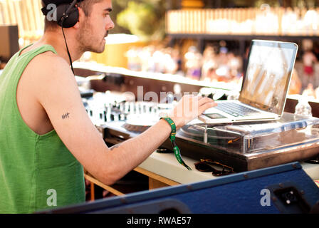 DJ Oneman spielen an der Hideout festival Pool Party am Strand Zrce, Kroatien, von Georgina Cook Stockfoto