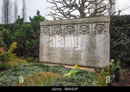 Das Grab von Gabreille "Coco" Chanel in der Cimetière du Bois-de-Vaux Friedhof in Lausanne, Waadt, Schweiz mit fünf steinernen Löwen auf dem Grabstein Stockfoto