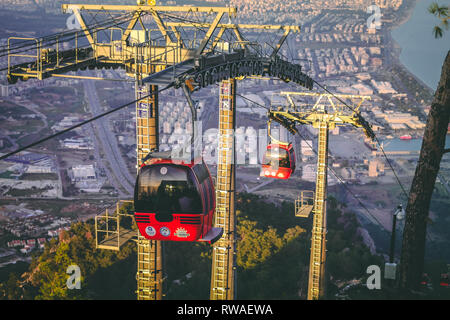 Antalya, Türkei - 22. Oktober 2017: Seilbahn am Kabel weg zu lokalen Höhe. Blick von der Spitze des Hügels nach Antalya Stadt. Muss Platz für touri Stockfoto