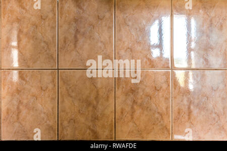 Äußere oder Innere Bad oder Küche Platz Keramikfliesen. Bild von innen Bodenbeläge mit rot orange Gehwegplatten. Stockfoto