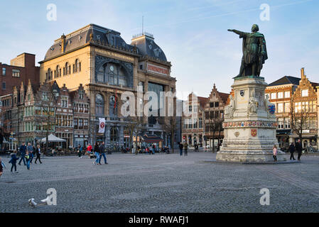 GENT, Belgien - 17. Februar 2019: Der Freitag Marktplatz, zentriert auf einem Denkmal Jacob Van Artevelde Stockfoto