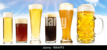 Verschiedene Bier Sorten auf Himmel und Sonne Hintergrund Stockfoto