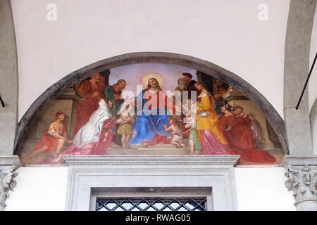 Jesus segnet die Kinder, mit Fresken verzierte Lunette, Ospedale degli Innocenti - Außen Arcade, Florenz, Italien Stockfoto