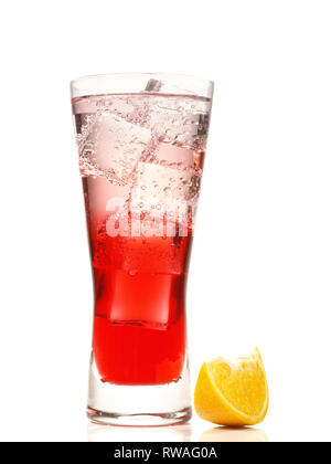 Negroni Cocktail auf weißem Hintergrund Stockfoto