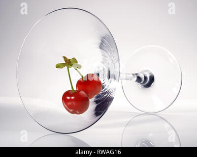 Cherrys in einem Cocktail Glas auf weißem Hintergrund Stockfoto