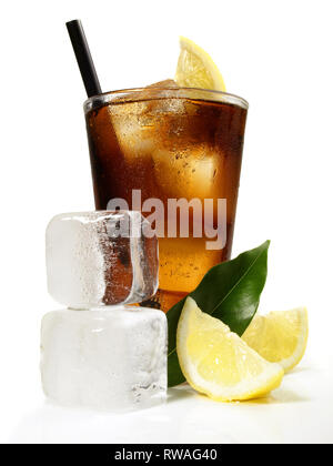 Cola mit Zitrone in einem Glas auf weißem Hintergrund Stockfoto