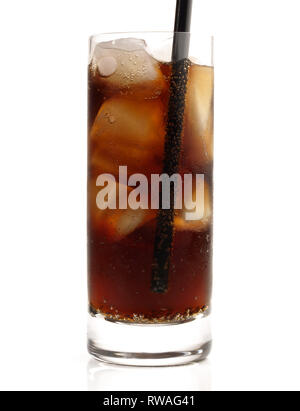 Cola in einem Glas auf weißem Hintergrund Stockfoto