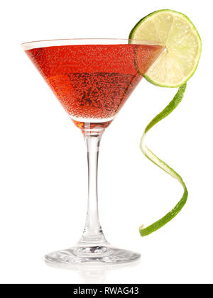 Cosmopolitan Cocktail mit Lime Twist auf weißem Hintergrund Stockfoto