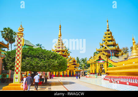 BAGO, MYANMAR - Februar 15, 2018: Die Touristen und Buddhistischen Anbeter zu den Schreinen der Shwemawdaw Pagode entfernt, am 15. Februar in Bago. Stockfoto