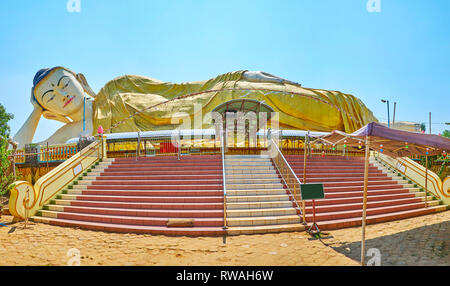 Panorama der riesigen Liegenden Buddha Statue in Mya Tha-Lyaung Buddha Tempel, Bago, Myanmar. Stockfoto