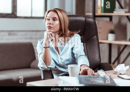 Geschäftsfrau Gefühl betroffenen Denken über neue Business Plan Stockfoto