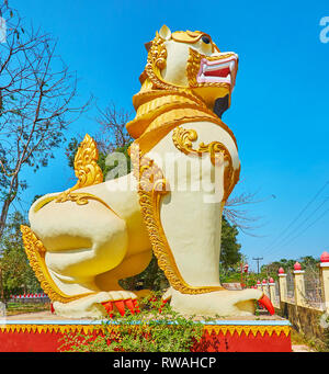 Die landschaftlich schöne Statue des chinthe (leogryph, Royal Lion) am Eingang zum historischen Mya Tha-Lyaung Buddha Tempel, Bago, Myanmar. Stockfoto