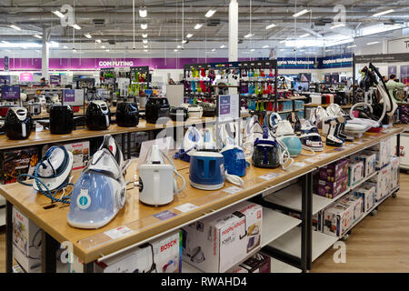 Currys PC World store, Interieur, Verkauf von Küchenutensilien und Kessel, Cambridge UK Stockfoto