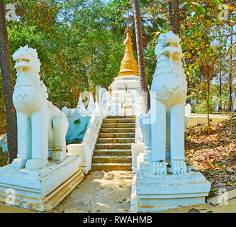 Die weiß verputzten Stupa und leogryphs (chinthe, Royal Lion) Statuen der mittelalterlichen Shwethalyaung Buddha Tempel, Bago, Myanmar. Stockfoto