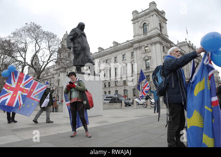 Brexit bleiben und Aktivisten lassen außerhalb des Parlaments während einer Debatte und Abstimmung über die Brexit beschäftigen. 30.01.2019. London. Stockfoto