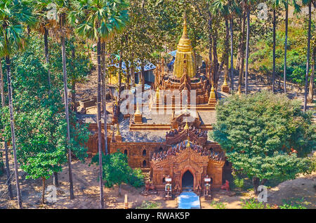 Luftaufnahme auf kleinen Ananda Stil Tempel des Mahazedi Pagode und üppigen Garten um ihn von der Oberseite der wichtigste Stupa, Bago, Myanmar. Stockfoto