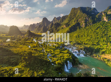 Luftaufnahme von "Ban Gioc" Wasserfall, Cao Bang, Vietnam. "Ban Gioc" Wasserfall ist eine der 10 größten Wasserfälle der Welt. Stockfoto