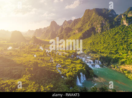 Luftaufnahme von "Ban Gioc" Wasserfall, Cao Bang, Vietnam. "Ban Gioc" Wasserfall ist eine der 10 größten Wasserfälle der Welt. Stockfoto