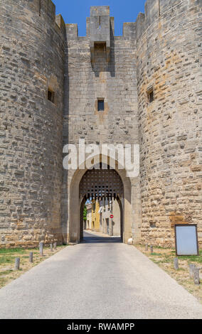 Eingang und Stadtmauer eine Gemeinde namens Aigues-Mortes in Frankreich Stockfoto