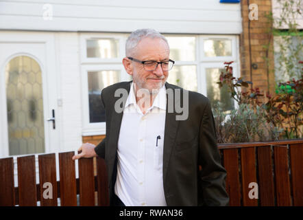 Der Führer, Jeremy Corbyn, verlässt sein Haus in Finsbury Park, London, an das Parlament zu gehen. Stockfoto