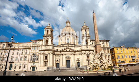 Kirche Sant Agnese in Agone und Brunnen der vier Flüsse mit ägyptischer Obelisk auf der Piazza Navona in Rom, Italien Stockfoto