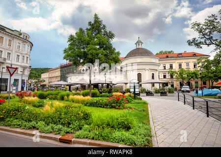 Stadtbild mit schönen Häusern auf dem zentralen Platz in der Kurstadt Baden bei Wien. Österreich Stockfoto