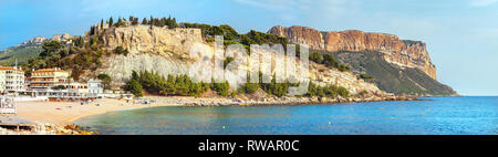 Waterfront mit Strand und Klippen von Cassis. Südfrankreich, Provence Stockfoto