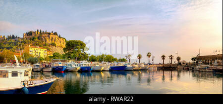 Wharf mit Fischerbooten im Hafen von Cassis bei Sonnenuntergang. Frankreich, Provence Stockfoto