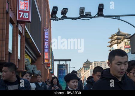 Fußgänger unter CCTV-Kameras in der Wangfujing Straße in Peking, China. 05-März-2019 Stockfoto