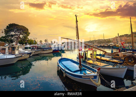 Wharf mit Fischerbooten im Hafen von Cassis bei Sonnenuntergang. Frankreich, Provence Stockfoto