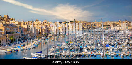 Panoramablick auf die Landschaft mit Marina im Grand Harbour von Valletta gegen sehenswerte Stadt. Malta Stockfoto