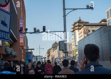 Fußgänger unter CCTV-Kameras in der Wangfujing Straße in Peking, China. 05-März-2019 Stockfoto