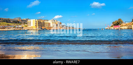 Panoramablick vom Strand von St. Georges Bay. Malta Stockfoto