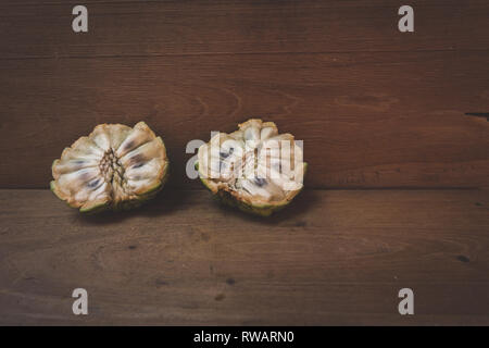 Zucker - Apple (Annona squamosa), Obst bereit zu essen, aus Taitung County, Taiwan. Die taiwanesischen nennen es Sakya Stockfoto