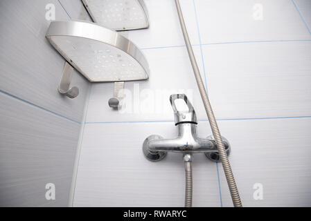 Badezimmer. Close-up. Die Dusche ist bereit für den Einsatz. Stockfoto