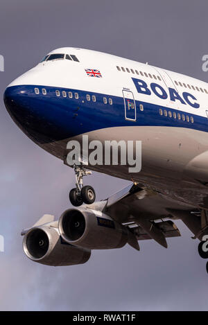 British Airways Boeing 747 Jumbo Jet G-BYGC Landung in London Heathrow bei stürmischem Wetter, in retro boac Farben für die 100-Jahrfeier der BA lackiert Stockfoto