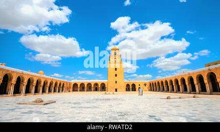 Panoramablick auf die architektonische Landschaft mit Blick auf den Innenhof der alten Moschee in Kairouan. Tunesien, Nordafrika Stockfoto
