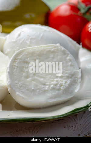 Kugeln und Stücke von Buffalo Mozzarella, weichen italienischen scheese aus der Milch von Italienisch Mediterran buffalo Nahaufnahme Stockfoto