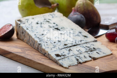 Gorgonzola picant Italienische Blau Käse, aus Kuhmilch unskimmed im Norden von Italien mit frischen Feigen und Birnen serviert. Stockfoto