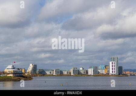 Blick über die Cardiff Bay, um neue Wohnungen und Wohnraum - Cardiff Bay hat in der Stadterneuerung, und es geht weiter. Stockfoto