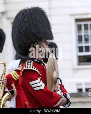 Mitglied der Band von den Grenadier Guards in London mit geschlossenen Augen fertig zu spielen. Tragen bärenfellmütze und Becken. Stockfoto