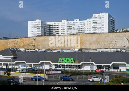 ASDA Supermarkt Superstore in Brighton Marina mit Wohnungen oben auf Felsen Foto aufgenommen von Simon Dack Stockfoto