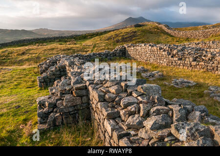 Sunset View der Hardknott Roman Fort im englischen Lake District und den Scafell Bergkette im Hintergrund. Stockfoto