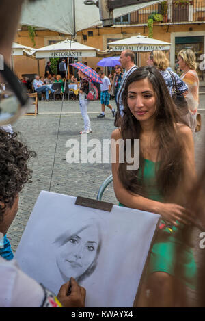 Rom - Juni 18, 2014: A Street artist von Rom malt eine lateinamerikanische Frau auf der Straße. Der Verfasser zieht eine Frau im Freien mit einem Bleistift. Stockfoto