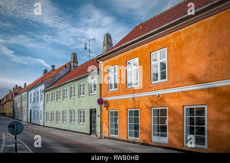 Eines der vielen malerischen kleinen Gassen in der alten Stadt Helsingor in Dänemark. Stockfoto