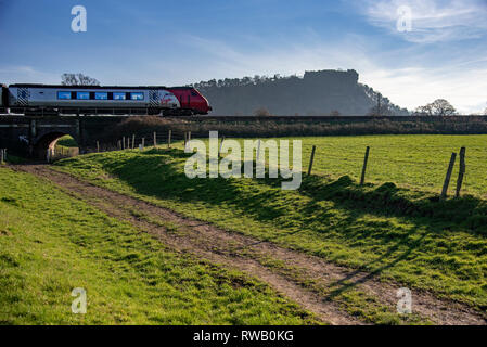 Virgin Voyager Zug passiert Beeston Castle in den goldenen Glanz der Abend. Stockfoto