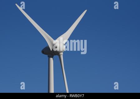 Windenergieanlage: Eine Nahaufnahme von einer Gondel und Rotorblätter einer Windkraftanlage im nördlichen Frankreich Stockfoto